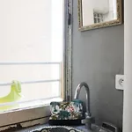 Apartament With Stunning Views In Paryż